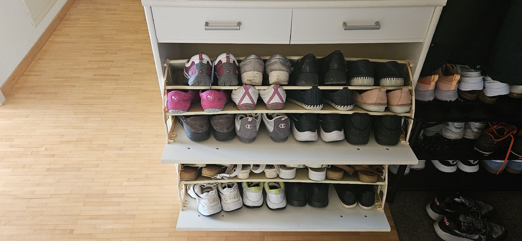 Ikea Armadi: White Shoe Cabinet with Storage - Great Condition! – Usato da Enggistein venduto da onu_7c28 2
