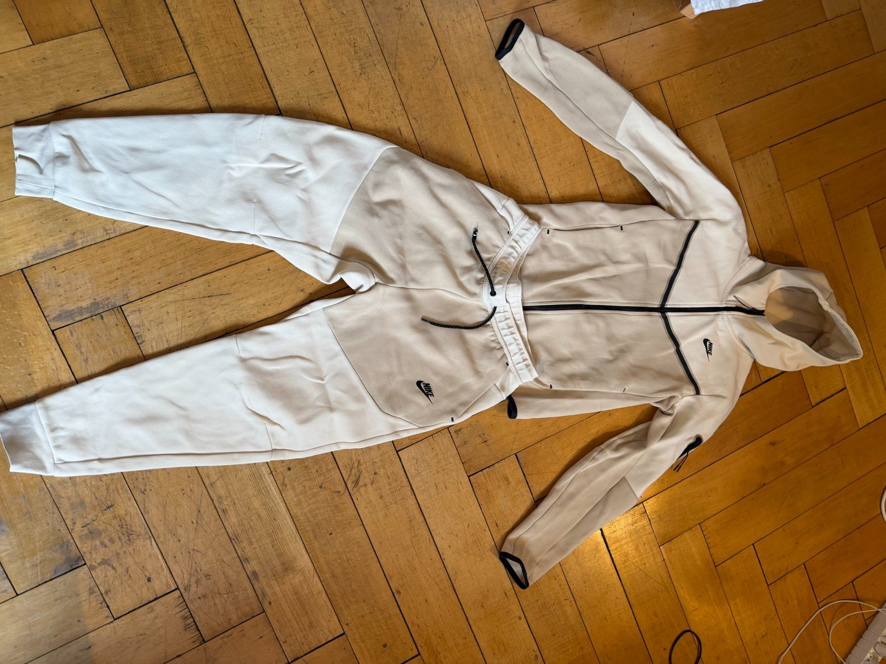 Lotti di vestiti: Ensemble Nike Tech Fleece crème veste et pantalon – Usato da Genève venduto da rij_7zrr 1