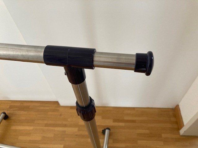 Porte manteau: Kleiderständer auf Rollen – D'occasion à Rapperswil SG par sum_y5g5 3