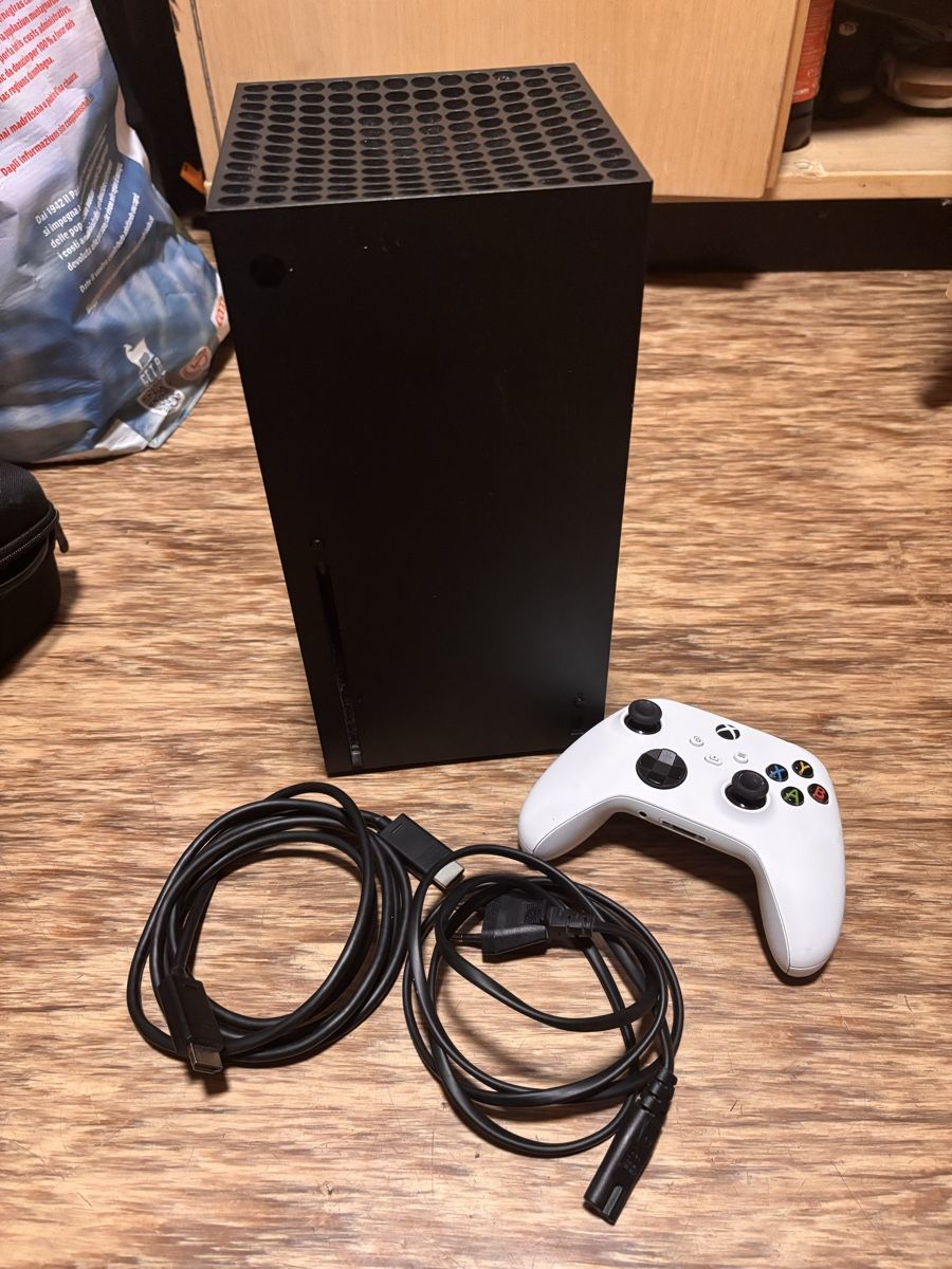 Microsoft Console: Xbox series X 1 Terabyte Mit kabeln und 2 controller – Usato da Grindelwald venduto da jec_28gv