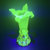 Vase en verre d’art à l’uranium – 22 cm – Bord à feuilles – 