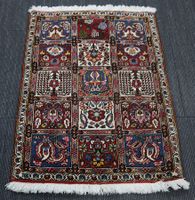 Kleiner Teppich in Rottöne/ mehrfarbig
