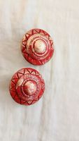 Orecchini vintage donna rotondi rossi con decorazioni dorate