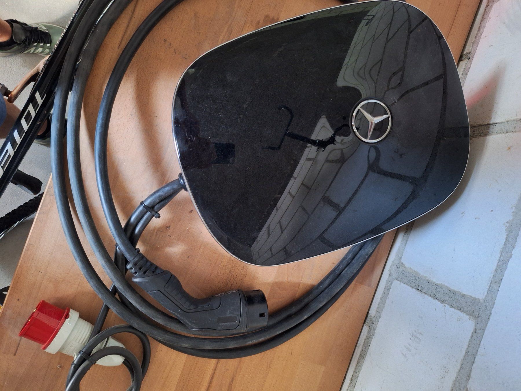 Batterie-Ladegeräte: Mercedes Wallbox – Gebraucht aus Saas Grund von Ow88