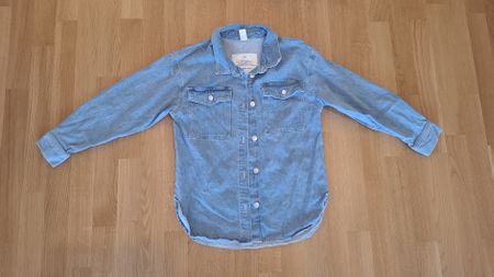 Chemise en jean H&M bleu clair, taille 152, en bon état.