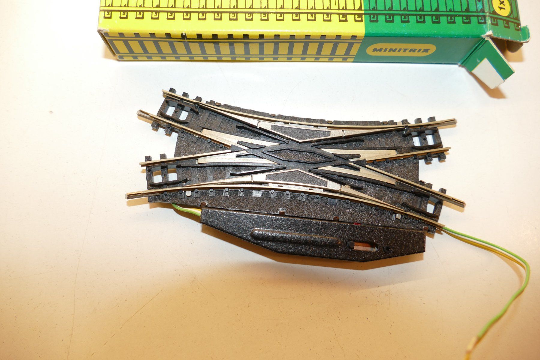 Trix Modellini di ferrovie: Minitrix N: Doppelte Kreuzungsweiche 30° mit Antrieb – Nuovo (secondo la descrizione) da Niederhasli venduto da rail-duerst 1