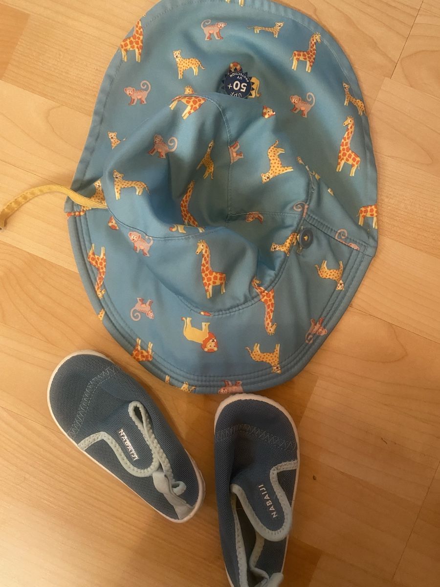 Berretti & Sciarpe: Chaussures et chapeau de bain bébé  – Usato da Estavannens venduto da charriere23