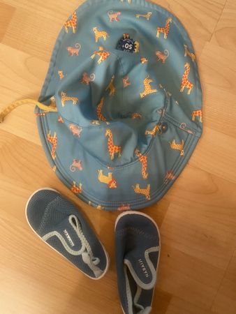 Chaussures et chapeau de bain bébé 