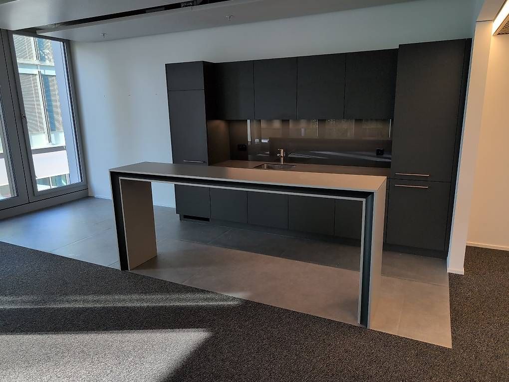 Ladenausstattungen & Messebau: Moderne Theke – Neu und originalverpackt aus Zürich von Neil.H