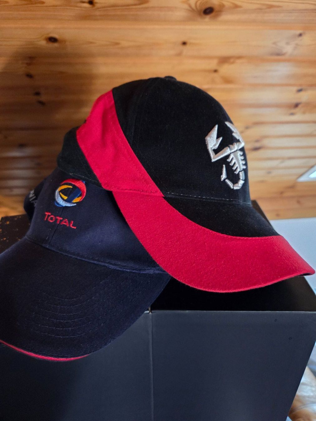 Copricapi, berretti & cappellini: Casquette aviation et casquette Abarth – Usato da Mathod venduto da narno