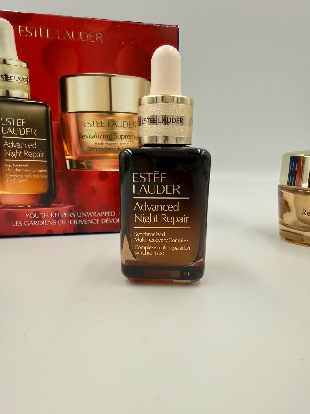 Estée Lauder Cura del viso: Estée Lauder YOUTH KEEPS UNWRAPPED – Nuovo e nell'imballaggio originale da Wiedlisbach venduto da Sistershop 1