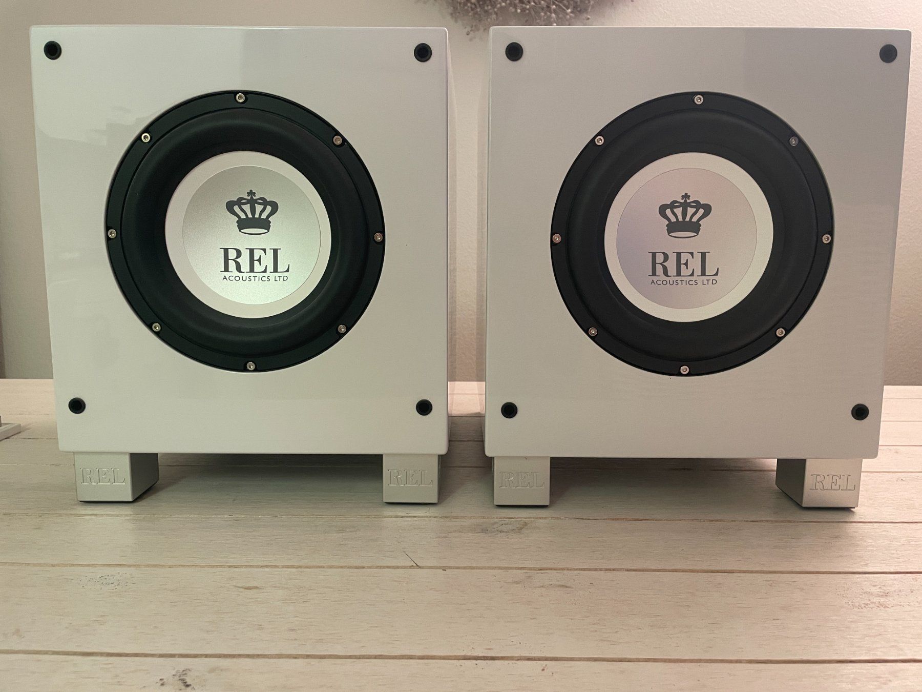 Lautsprecher: 1 X REL T7i Active Subwoofer weiss – Gebraucht aus Luzern von wnif