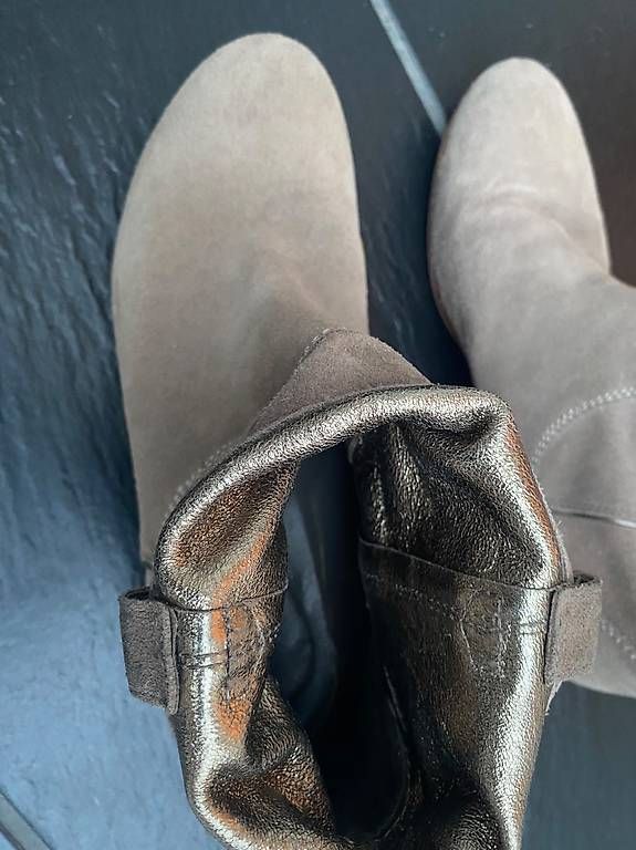 Chaussures femmes: Kurze Wildleder Stiefel – D'occasion à Erlenbach ZH par baa_w7jc 2