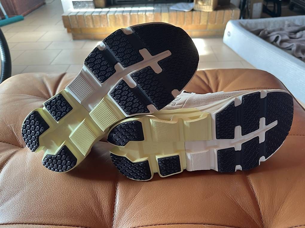 Chaussures femmes: On Cloud Helion  – Neuf avec emballage d'origine à Epalinges par nanou75 2