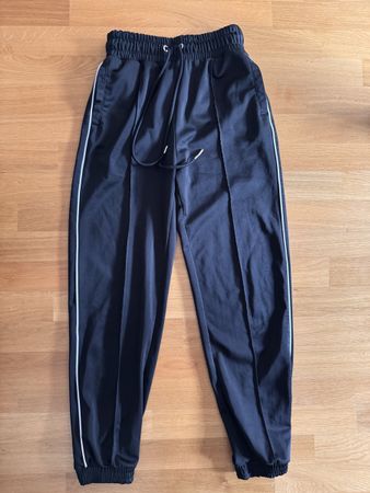 Schwarze Bershka Trainer Hose Grösse M