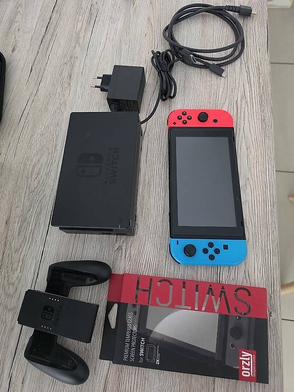 Console: Nintendo Switch V2 Neon + Dock e Accessori  – Usato da Bellinzona venduto da Cuscio
