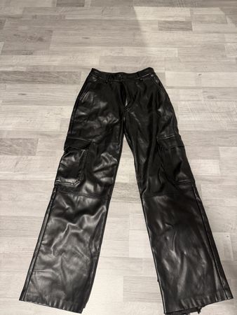 Schwarze Kunstlederhose mit Taschen - Herbst Style!