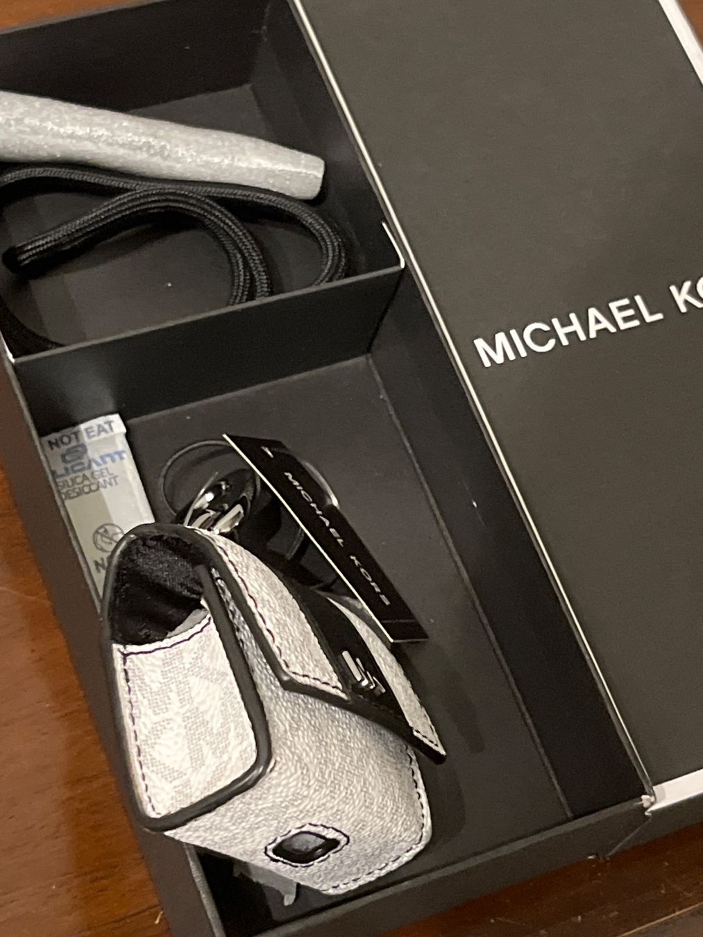 Michael Kors Cover & Protezioni schermo: Michael Kors - Airpod Case mit Umhängeband, Hellweiss – Nuovo e nell'imballaggio originale da Luzern venduto da Jiggy_8898 3