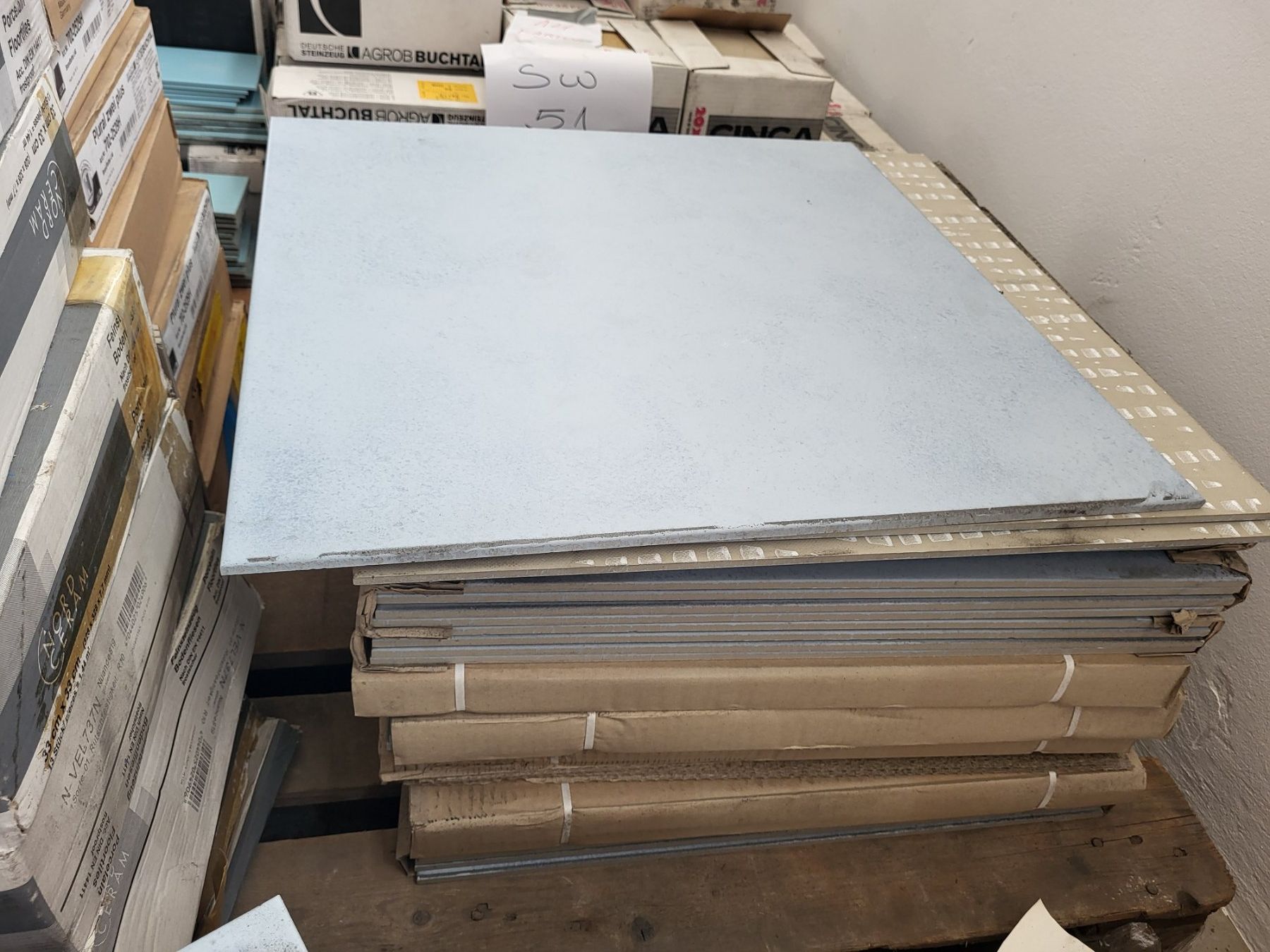 Rivestimenti per pavimenti: Bodenplatten 60x 60 cm hellblau ca.11m² / S 71 – Nuovo (secondo la descrizione) da Diessenhofen venduto da Osio 1