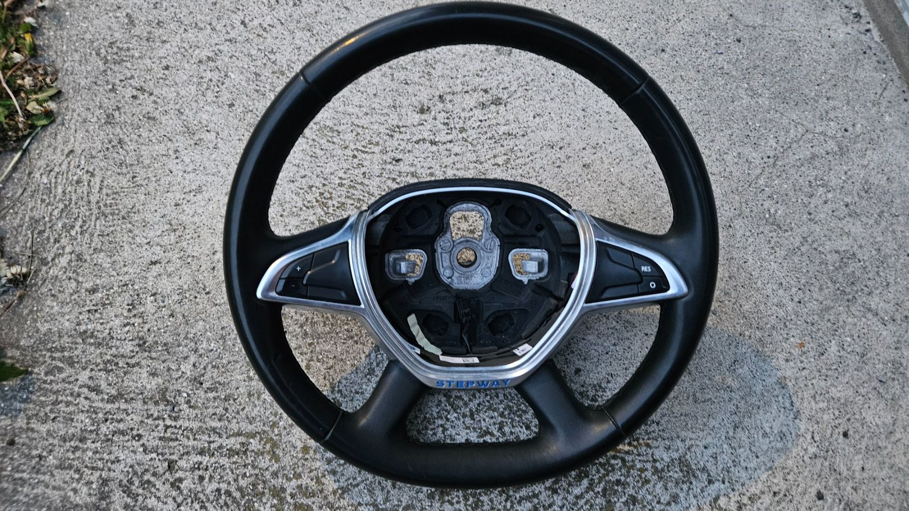 Dacia Tutti pezzi di ricambio auto: Dacia Dokker Lenkrad mit Airbag – Usato da Sarnen venduto da Profi3