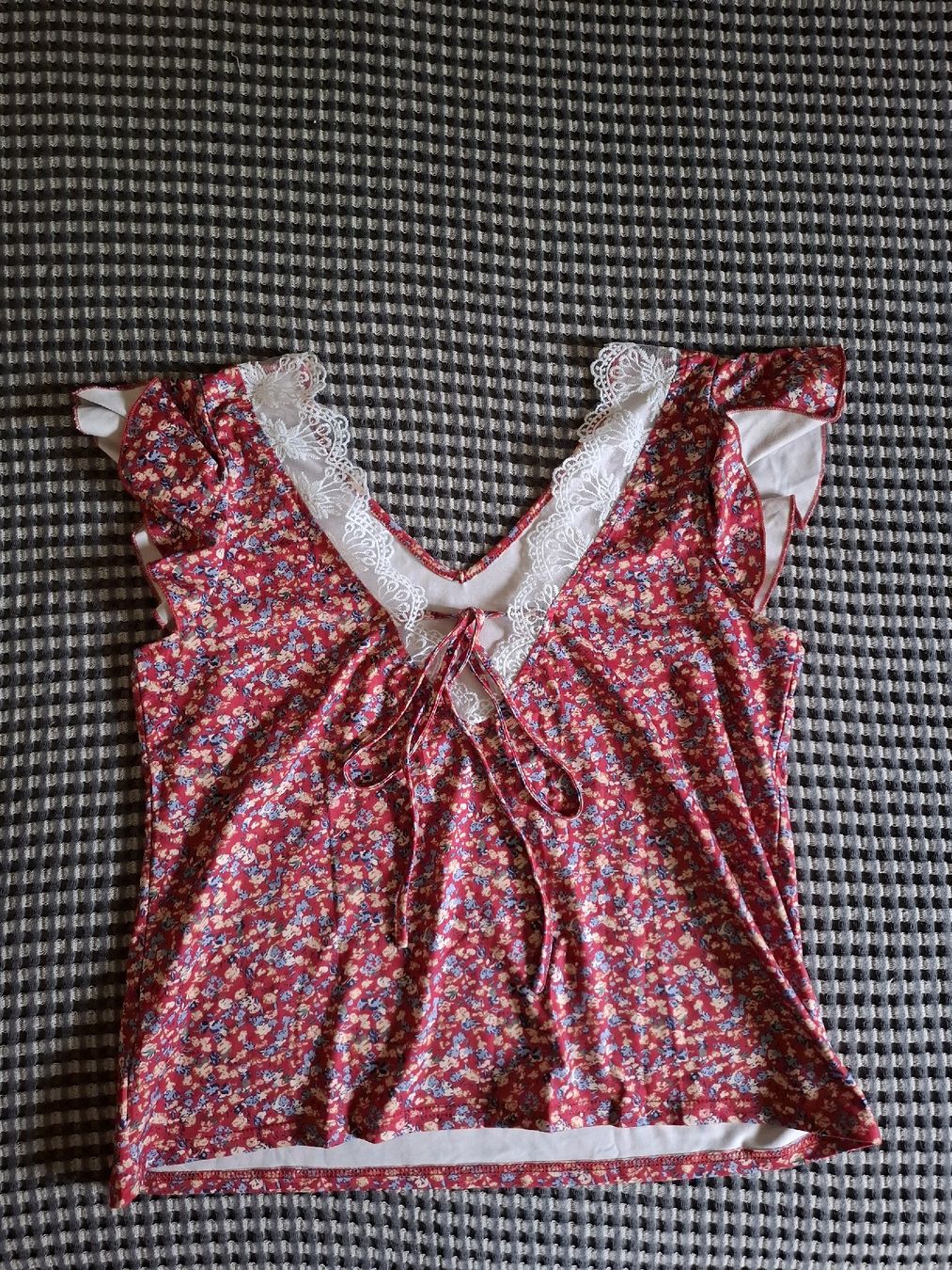 Shein Top: Haut à fleurs dos évasé  – Usato da Ebikon venduto da Jayjay60123027 1