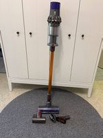 Dyson V10 Akku-Staubsauger mit Zubehör