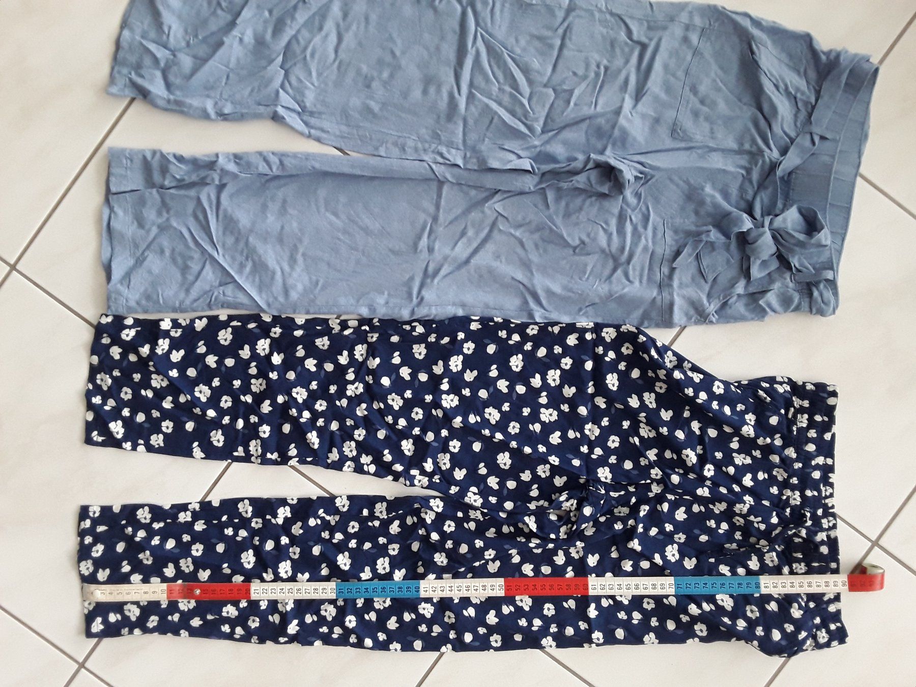 Pantaloni: 2 Paar leichte Sommerhosen Gr. 152 – Usato da Heimberg venduto da Samprof