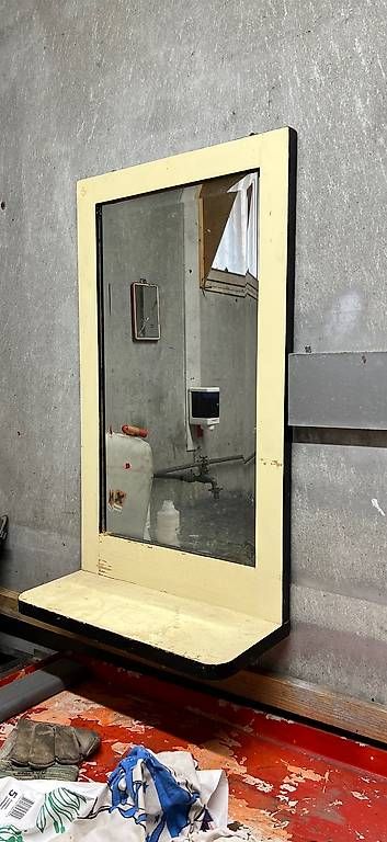 Specchi: Miroir biseauté ancien avec tablette   – Usato da Delémont venduto da pet_qf6g