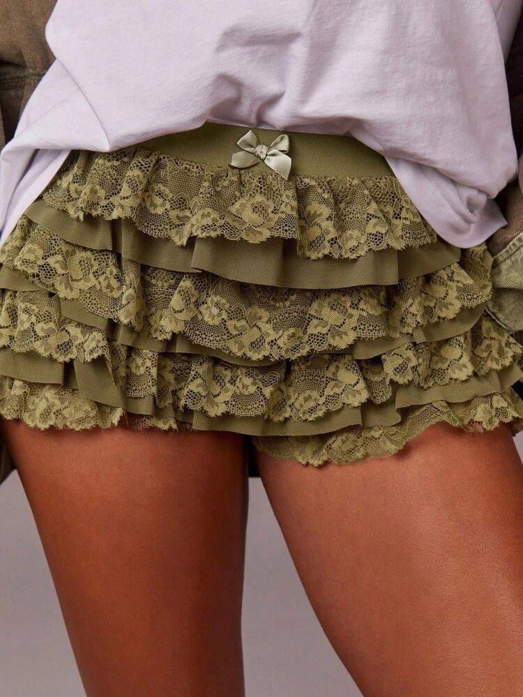 Shein Pantaloni: Khaki Ruffle Shorts S New – Nuovo e nell'imballaggio originale da Effretikon venduto da syrrrrre