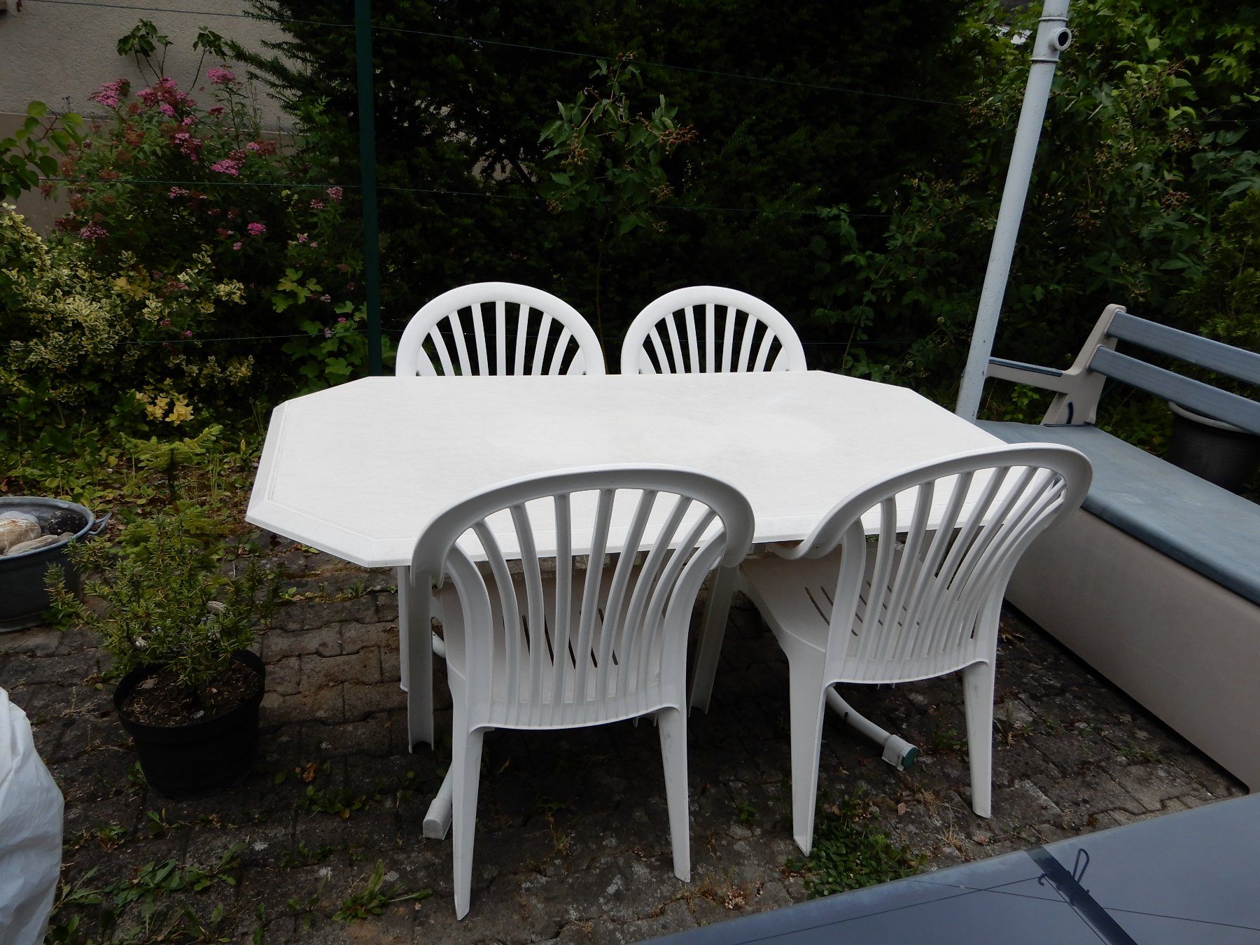 Set di tavolo e panche: Gartentisch weiss mit 4 Stühlen gebraucht – Usato da Staufen venduto da Bruneas 1