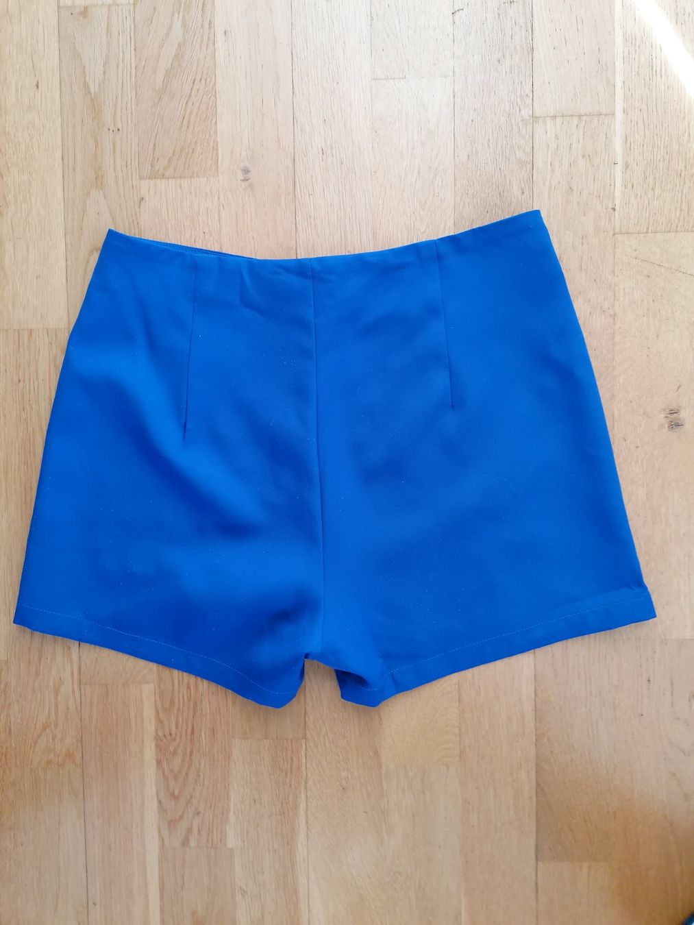Pantaloni: königsblau kurze hose mit steinen gr. L – Nuovo (secondo la descrizione) da Uetikon am See venduto da Eijalina 1