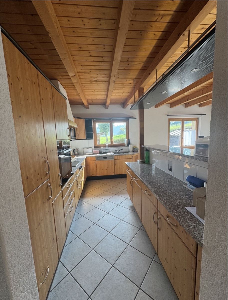 Cucine complete: Küche (Holzfronten mit Granitabdeckung und Bar) – Usato da Langenthal venduto da schneeberger-16 1