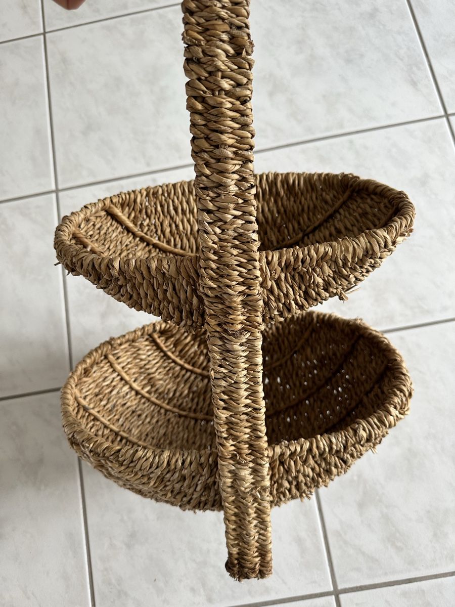 Altro in Antiquarato & Arte: Wicker 2-Tier Basket Stand - Rustic Home Storage Decor – Usato da Zürich venduto da car_68nt