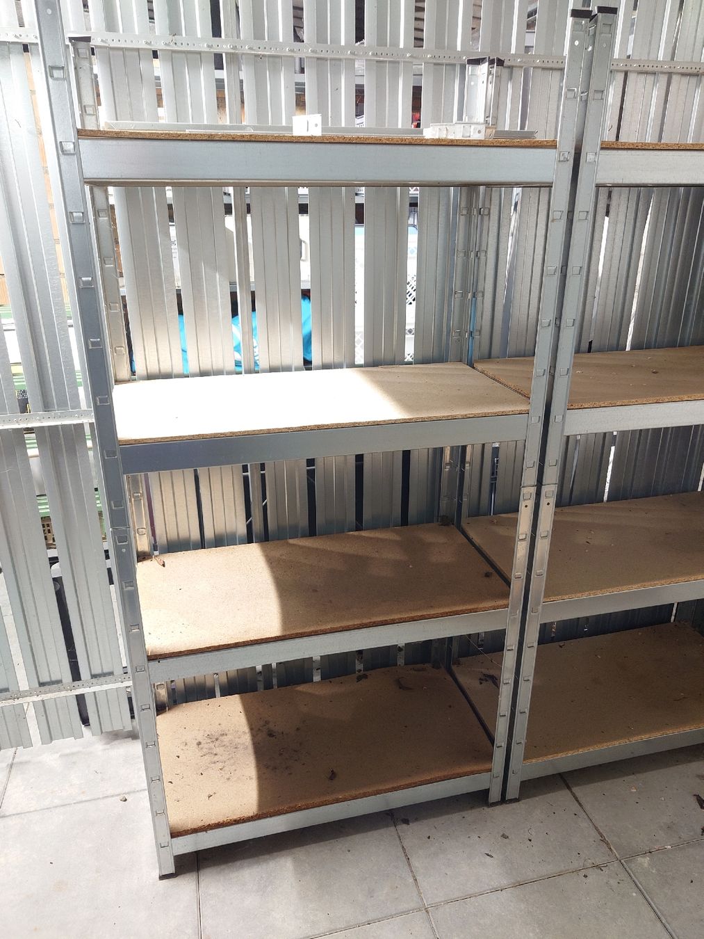 Scaffali: 2 Steckregale mit Holzplatten – Usato da Winterthur venduto da Tenderizer3000 3