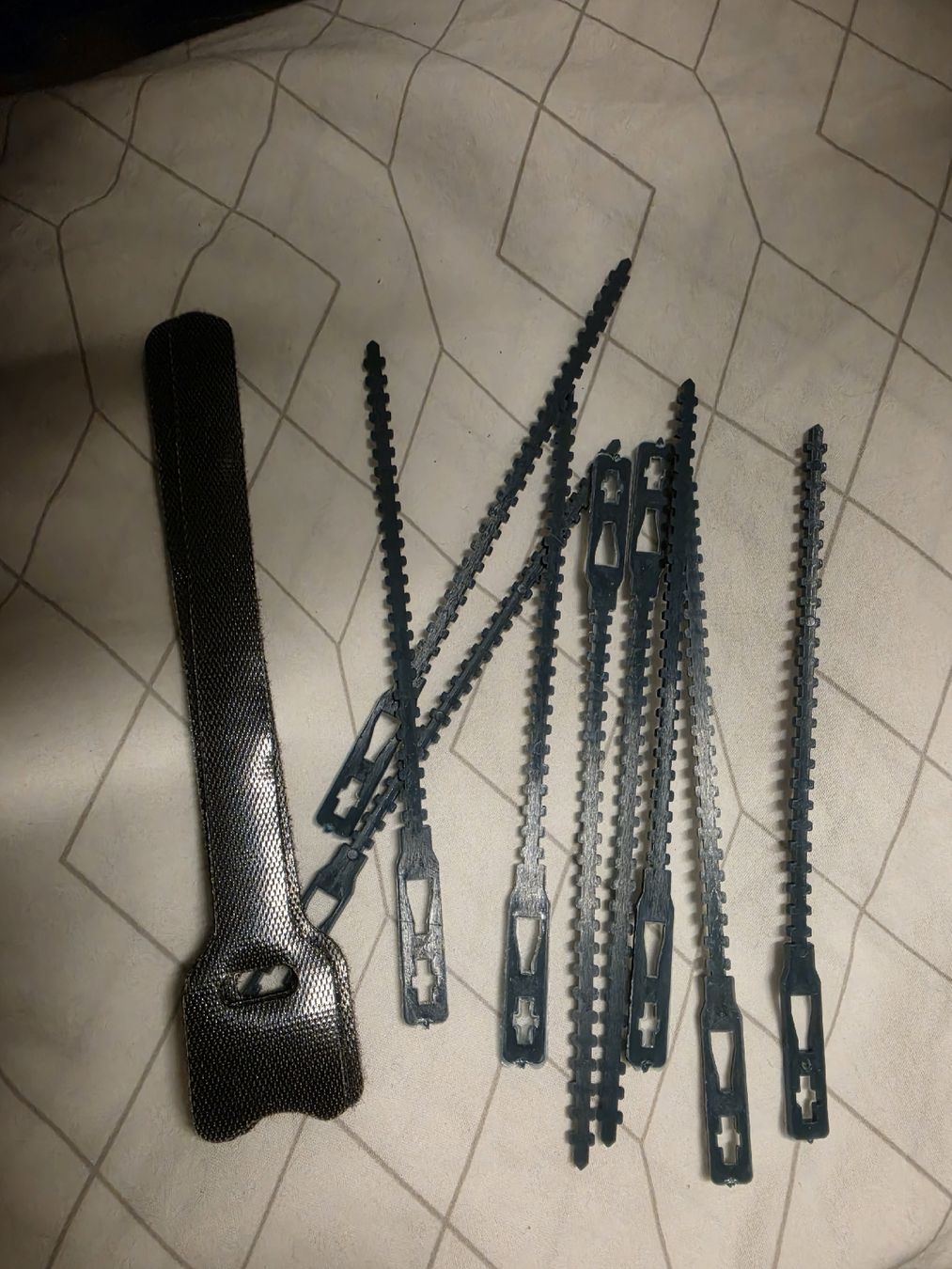 Tutti gli attrezzi: Kabelbinder diverse Klett und Plastik NEU – Nuovo e nell'imballaggio originale da Zürich venduto da ZH-Vintage