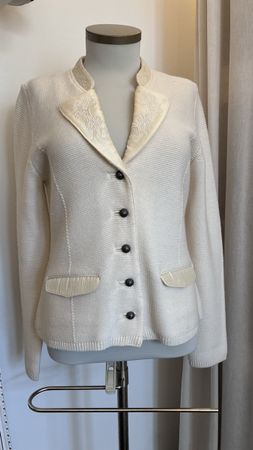 Strickjacke cremeweiss mit Stickereien 
