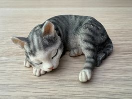 Chat qui dort statuette 2004 - en résine ?