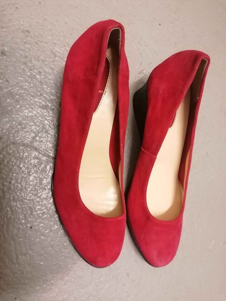 Scarpe da donna: Rote Schuhe mit Absatz von Bata Gr. 39 – Usato da Nänikon venduto da Manta87 1