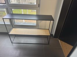 Konsolentisch mit Rattan-Ablage!