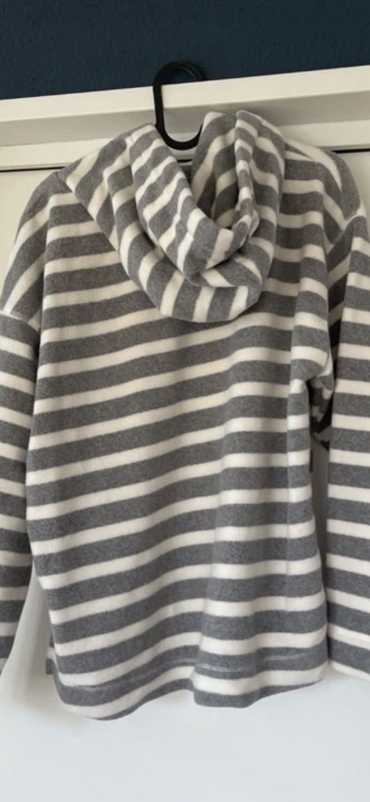 Maglioni & Felpe: Gestreifter Kapuzenpullover Grau Weiss mit Patch Grösse M – Nuovo e nell'imballaggio originale da Riehen venduto da katep75 2