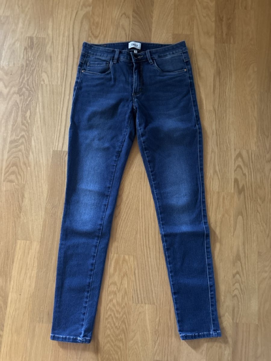 Only Jeans: Jeans ONLY dunkelblau Grösse M/30 – D'occasion à Rünenberg par ZwergLi100