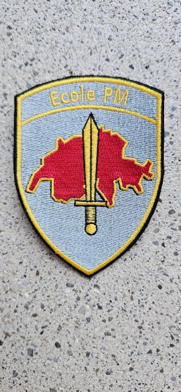 Schweizer Armee Placchette & Badge: *** Badge Militärpolizei Ecole PM *** – Nuovo e nell'imballaggio originale da Riedholz venduto da fr_sIruP