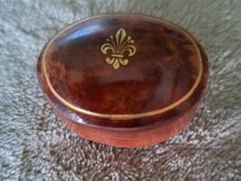 Sehr altes Dösli mit Fleur de Lis Motiv, aus Leder