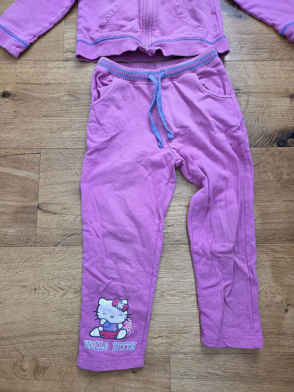 Lotti & Set di vestiti: Hello Kitty Jogginganzug, Gr. 104/110, Trainer – Usato da Ottikon venduto da swiftchocolate 1