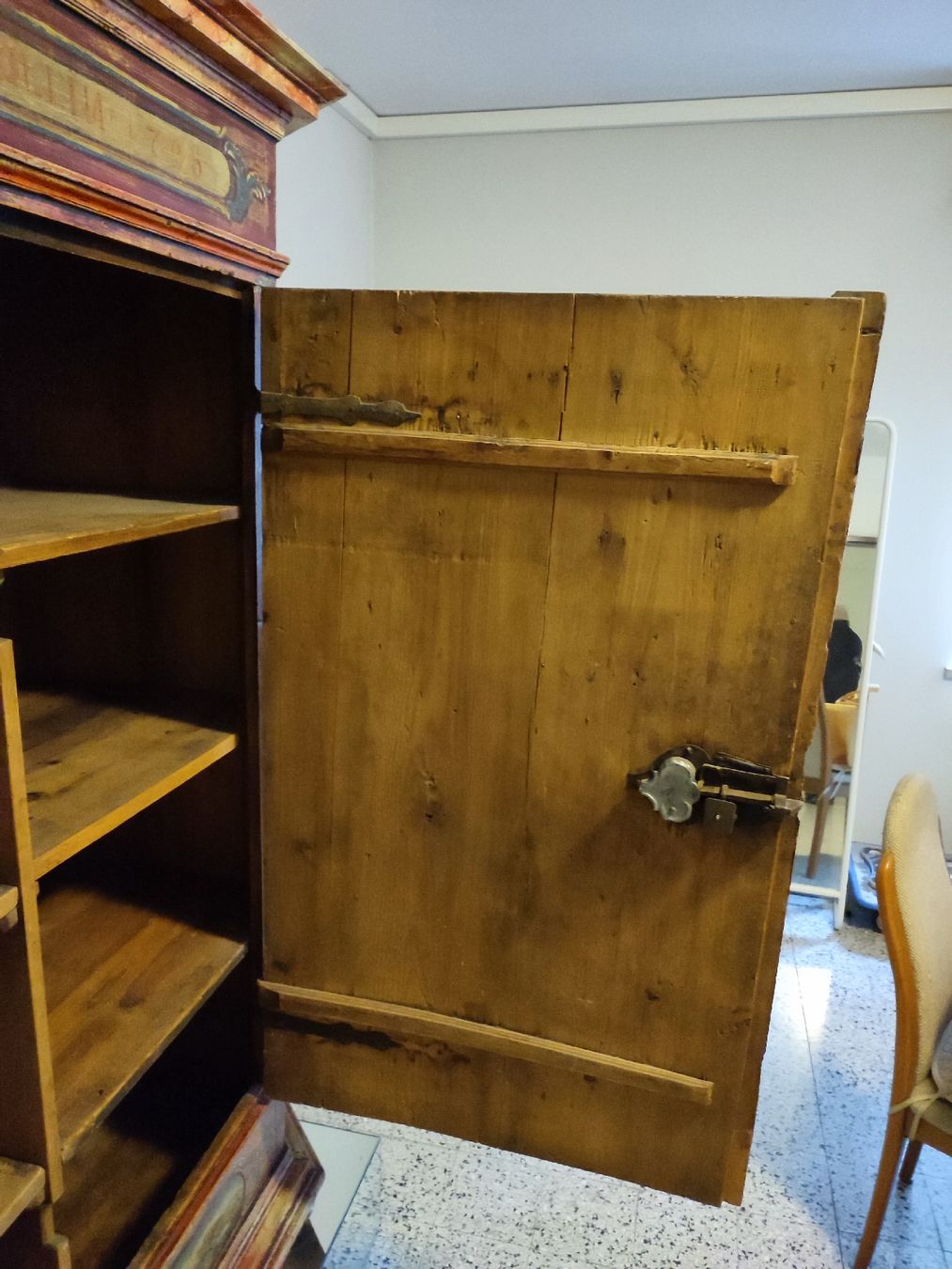 Armadi: Antico armadio decorato – Usato da Ascona venduto da Artik3 4