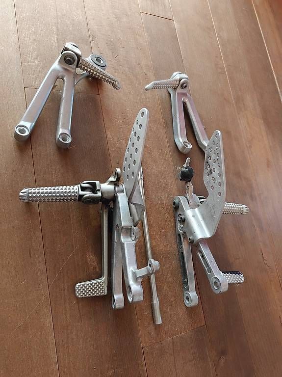 Toutes les pièces détachées moto: Fussrasten Yamaha r1 2001 EN04 – D'occasion à Thunstetten par Rocket08 1