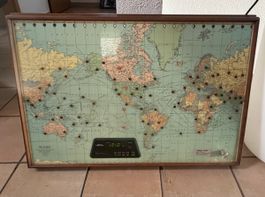 Mappa del mondo con orologio digitale e luciOrologioMondiale
