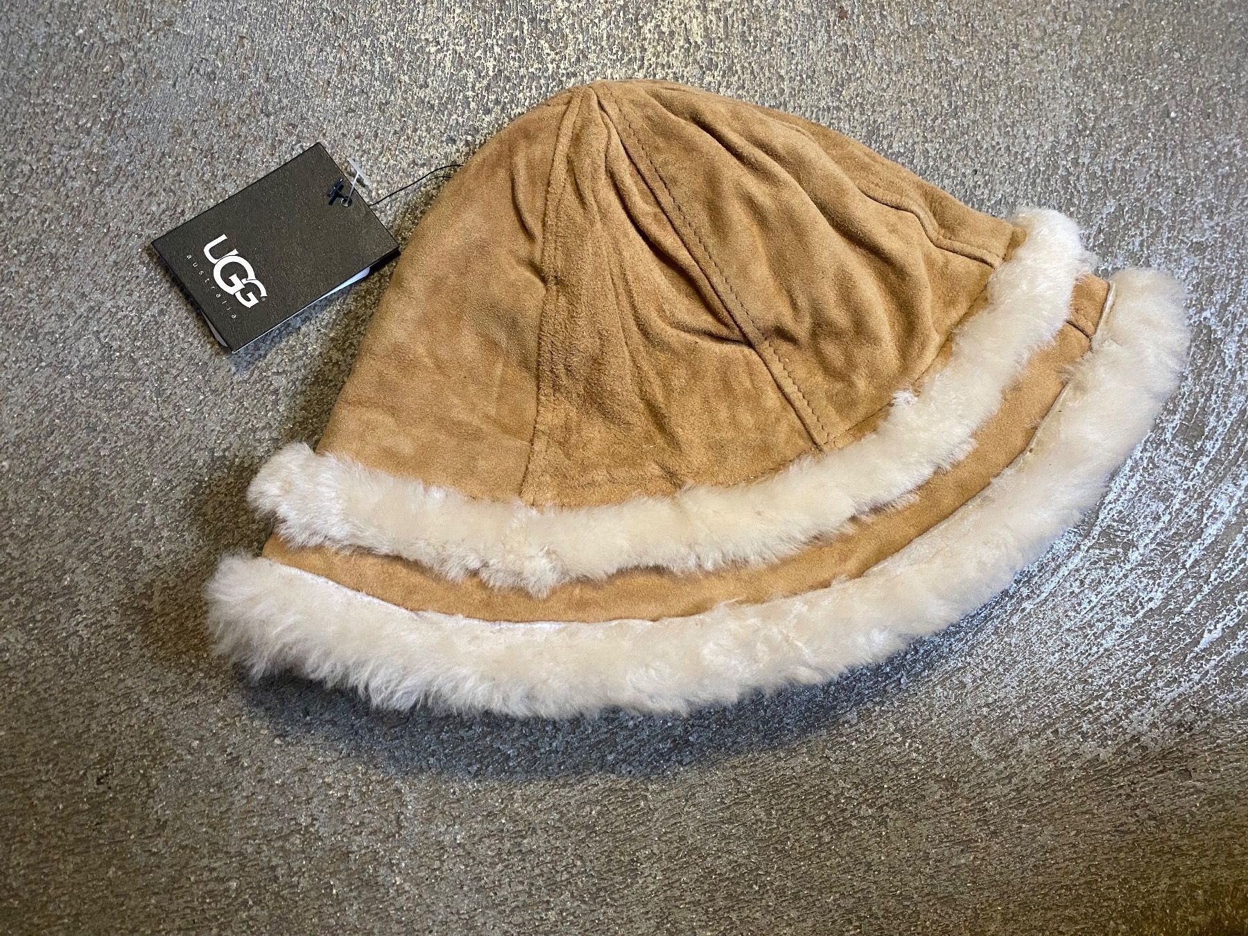 Ugg Altro abbigliamento per bambino: Chapeau UGG Chestnut Taille unique Kids – Nuovo e nell'imballaggio originale da Orbe venduto da D-stockFactory-Orbe 3