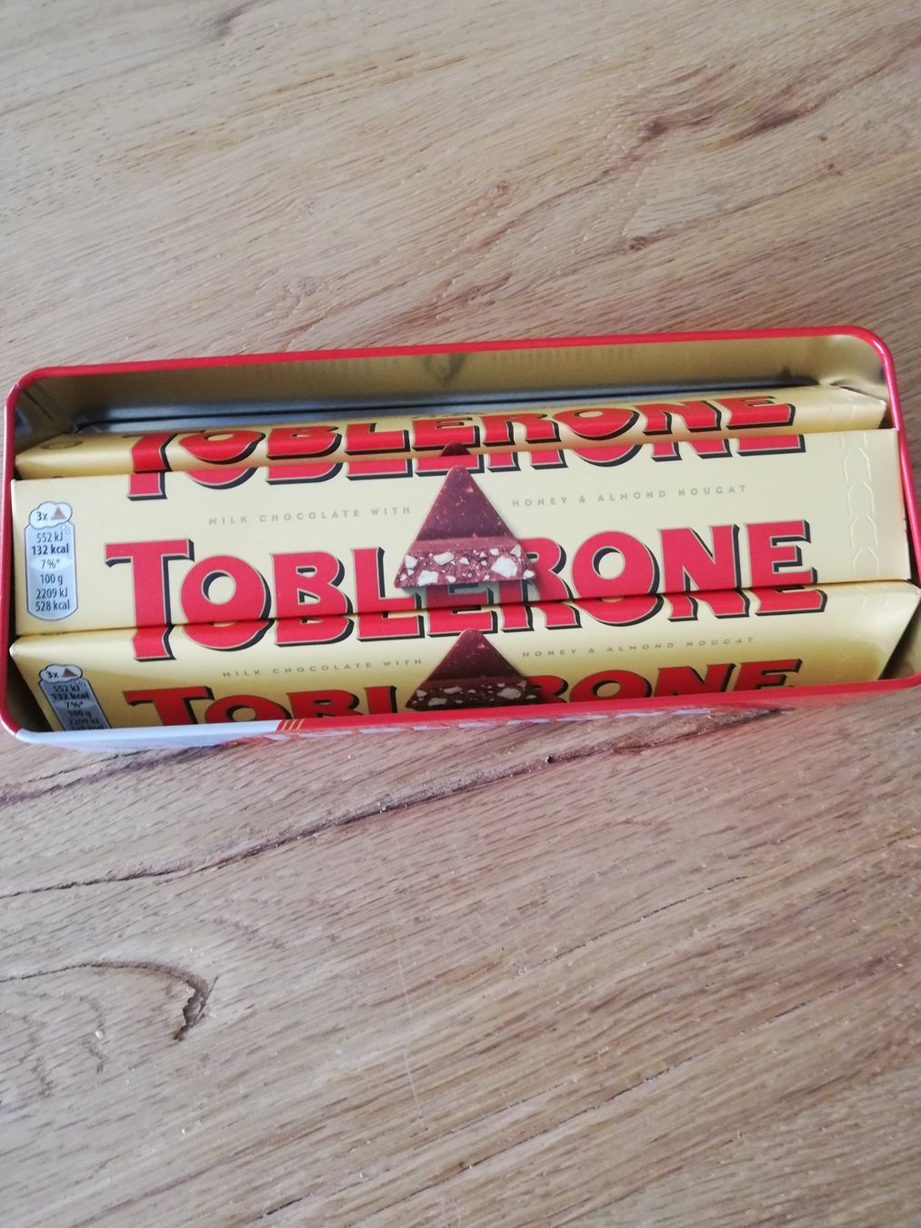 Dosen: Toblerone Blechdose mit 3 x 100g Schokolade – Neu und originalverpackt aus Untersiggenthal von Marlen59