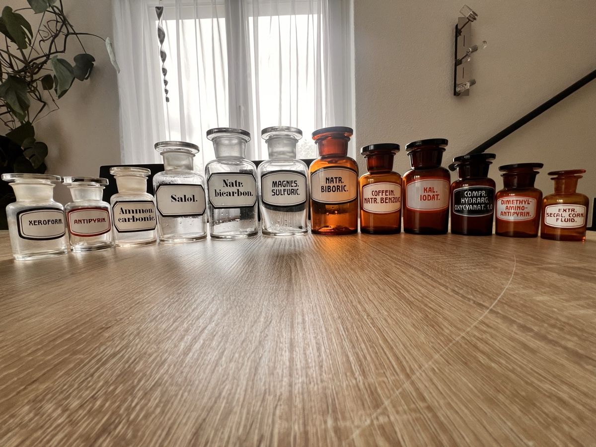Laborbedarf: Antike Apothekergläser – Gebraucht aus Lyss von  2